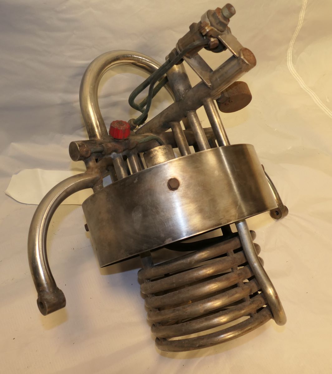 Side view showing the gas inlet valve.